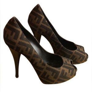Fendi logo peep toe platform pumps. Size 37.5